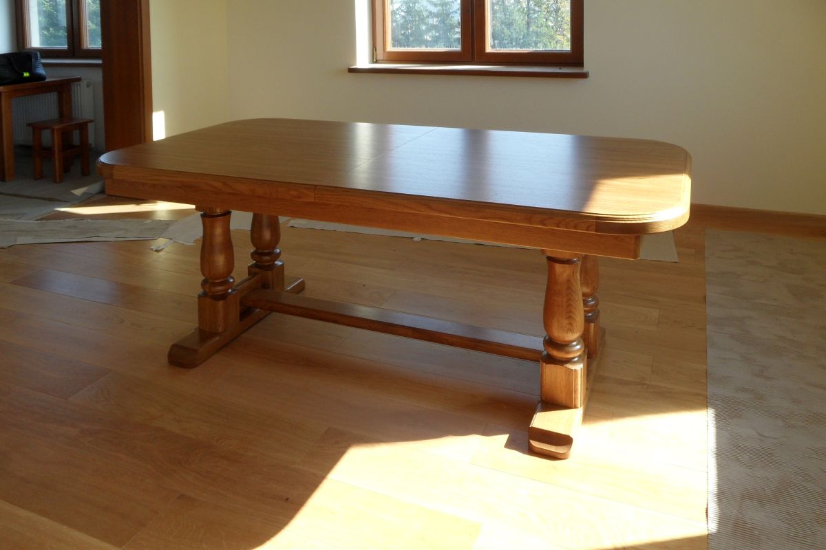 Stylowy stół z litego drewna 10